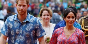 Ο Χάρι και η Μέγκαν με πολύχρωμα ρούχα στα νησιά Φίτζι. Φωτογραφία: AP