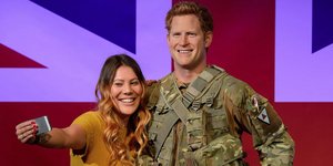 Πληρώστε 50 λίρες για μία selfie με τον πρίγκιπα Χάρι -Ποζάρει χαμογελαστός δίπλ