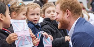 Ο πρίγκιπας Χάρι συνομιλώντας με παιδιά. Φωτογραφία: Twitter 