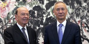 Ο Λιου Χε με τον Ουίλμπουρ Ρος (Φωτογραφία: AP/ Andy Wong)