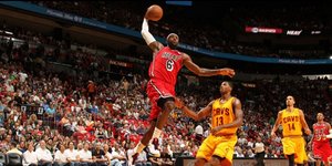 «Σάρωσαν» τους Μπουλς οι Θάντερ – Ασταμάτητο το Μαϊάμι [βίντεο]