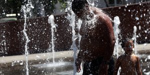 Άνδρας δροσίζεται σε συντριβάνι σε πάρκο στα Νότια προάστια/ Φωτογραφία: ΠΑΝΑΓΟΠΟΥΛΟΣ ΓΙΑΝΝΗΣ/ Eurokinissi