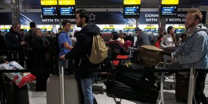 Ταξιδιώτες στα γκισέ του αεροδρομίου του Χίθροου (Φωτογραφία: Yui Mok/PA via AP)