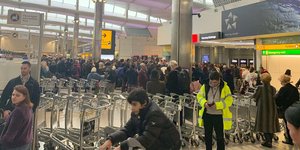 Η αστυνομια απέκλεισε το τέρμιναλ 2 στο Χίθροου του Λονδίνου λόγω ύποπτου πακέτου -Φωτογραφία: twitter