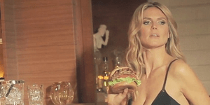 Πως τρώει το burger της η Heidi Klum [βίντεο]