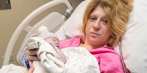 Η Χέιλι Μάρτιν με την μικρή Άβα λίγο μετά τη γέννησή της. Φωτογραφία: Facebook