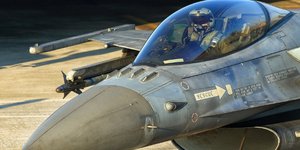Στο κόκπιτ του F-16 της Πολεμικής Αεροπορίας