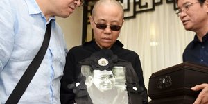 Η Κινέζα ποιήτρια Λιου Σιά με μια φωτογραφία του άνδρα της Λιου Σιαομπό (Φωτογραφία αρχείου: ΑΡ) 