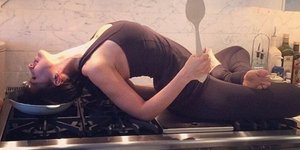 Η σύζυγος του Αλεκ Μπόλντγουιν κάνει γιόγκα παντού: Σε ΑΤΜ