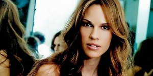 Η Χίλαρι Σουανκ έχει νέο αμόρε που της βγάζει και το σκύλο βόλτα [εικόνα]