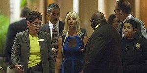 Αυτή είναι η γυναίκα που πέταξε παπούτσι στην Χίλαρι Κλίντον [εικόνες & βίντεο]