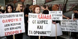 Σύζυγοι θανόντων διαμαρτύρονται για τις συντάξεις χηρείας έξω από το υπουργείο Εργασίας/Φωτογραφία: Eurokinissi 