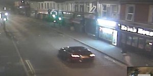 Το θύμα διακρίνεται δεξιά του αυτοκινήτου καθώς πέφτει στο έδαφος (Φωτογραφία: YouTube) 