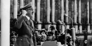 O Αδόλφος Χίτλερ σε ομιλία του στη Βιέννη το 1938 (Φωτογραφία αρχείου: ΑΡ)