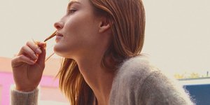 Μοντέλο ποζάρει στoν φακό/Φωτογραφία Η&Μ