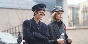 Γυναίκες ποζάρουν στο φακό/Φωτογραφία By Luchino/Shutterstock