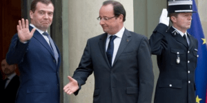 Ολες οι «παραλίγο» χειραψίες του Ολάντ: Οταν ο Γάλλος πρόεδρος έμενε με το χέρι