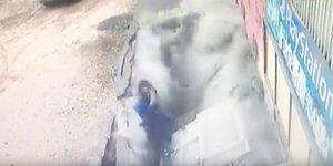 Η στιγμή που ανοίγει η γη και «καταπίνει» τις δύο γυναίκες. Φωτογραφία: YouTube