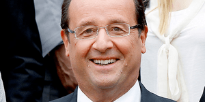 Δεν μαζεύεται ο Ολάντ: Τώρα χαριεντίζεται και με μελαχρινή πυροσβέστη [εικόνα]