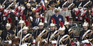 Τρεις... τσολιάδες παρελαύνουν στη λεωφόρο των Ηλυσίων Πεδίων μαζί με τον Φρανσο