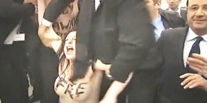 Οι Femen την «έπεσαν» στον Φρανσουά Ολάντ - Επεσαν γυμνές στα πόδια του [βίντεο]