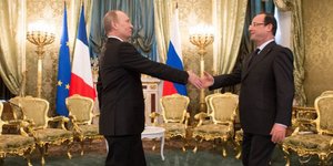 Η Ουκρανία διχοτομείται αλλά ο Ολάντ δεν χαλάει καρδιές: Πουλάει 2 αεροσκάφη στη