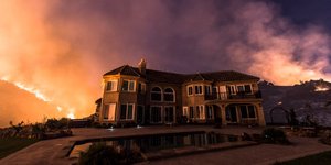 Οταν η πυρκαγιά πλησιάζει τα σπίτια: Φωτογραφίζοντας την καταστροφή [εικόνες + β