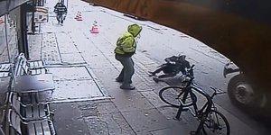 O δράστης επιτέθηκε απρόκλητα στον διερχόμενο άνδρα