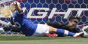 Απίστευτη απόκρουση από γυναίκα τερματοφύλακα [βίντεο]