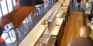 Το άλογο ξέφυγε από τον αναβάτη του και μπήκε μέσα στο μπαρ. Φωτογραφία: YouTube