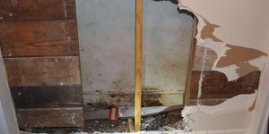 Το άνοιγμα που βρέθηκε εγκλωβισμένη η άτυχη γυναίκα. Φωτογραφία: Houston Police Dept