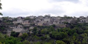Πρωτοχρονιά στην Ελλάδα - Αναμμένα πουρνάρια και παιχνίδια με καρύδια στην Ήπειρ