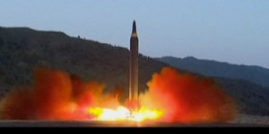 Ένας τέτοιος πύραυλος Hwasong-12 έπληξε την πόλη Τοκτσόν (Φωτογραφία: ΑΡ)