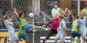 Καταπληκτικό γκολ με εναέριο βολέ από αμυντικό [βίντεο]