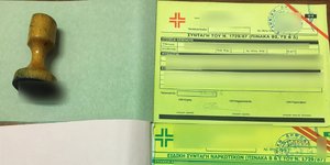 Στην κατοχή του ιατρού βρέθηκαν και συνταγολόγια και σφραγίδα του νοσοκομείου / Φωτογραφία: astynomia.gr