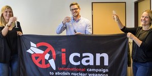 Πανηγυρισμοί στο γραφείο της ICAN. ΦΩΤΟΓΡΑΦΙΑ: ΑΠΕ-ΜΠΕ /EPA /MARTIAL TREZZINI