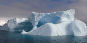 Παγωμένη τέχνη: Η φύση σκαλίζει γλυπτά στα παγόβουνα της Ανταρκτικής [εικόνες]