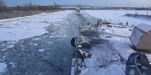 To USS Little Rock «κολλημένο» στον πάγο