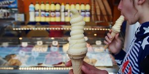 Αναμειγνύουν τη μαγιονέζα με το σπιτικό γαλακτοκομικό μίγμα παγωτού