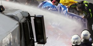 Βγαίνουν οι..υδροφόρες για να αντιμετωπίσουν τους διαδηλωτές