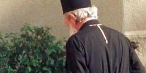 Καταδικάστηκε ο ζωηρός αρχιμανδρίτης Αλεξανδρούπολης- Αγκάλιαζε και θώπευε γυναί