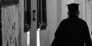 Ελληνας παπάς «αμαρτάνει» και χορεύει το «Δε σου κάνω τον Αγιο» [βίντεο]