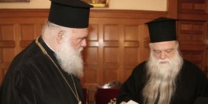 Ο Αρχιεπίσκοπος Αθηνών ΙΕρώνυμος (αριστερά) και ο Μητροπολίτης Καλαβρύτων Αμβρόσιος (δεξιά) ΧΡΗΣΤΟΣ ΜΠΟΝΗΣ/EUROKINISSI