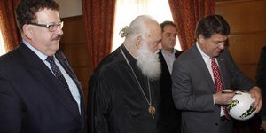 Ο Ρεχάγκελ χάρισε μια μπάλα στον Αρχιεπίσκοπο Ιερώνυμο [εικόνες]