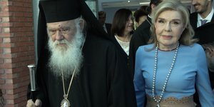 Ο Αρχιεπίσκοπος Ιερώνυμος με την Μαριάννα Βαρδινογιάννη / Φωτογραφία: EUROKINISSI