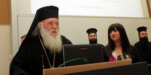 Ο Αρχιεπίσκοπος Ιερώνυμος στο αμφιθέατρο του νοσοκομείου «Αττικόν» / Φωτογραφία: EUROKINISSI