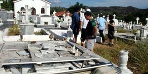 Ιερόσυλοι εισέβαλαν σε δύο νεκροταφεία και δεν άφησαν ούτε καντήλι