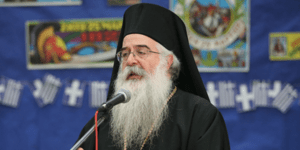 Φωνάζοντας ανάξιος επιτέθηκε στον Μητροπολίτη Δημητριάδος και προσπάθησε να του