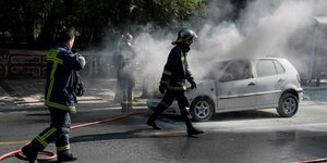 Αυτοκίνητο τυλίχθηκε στις φλόγες στην λεωφόρο Αλεξάνδρας- φωτογραφία intimenews