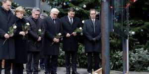 Η Μέρκελ στο σημείο της επίθεσης στην χριστουγεννιάτικη αγορά του Βερολίνου. Φωτογραφία: ΑP